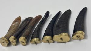 Colgantes de cuerno natural tallados a mano con tapa de latón grabada, dijes de cuerno de búfalo pulido para la fabricación de joyas y manualidades - Product Image 3