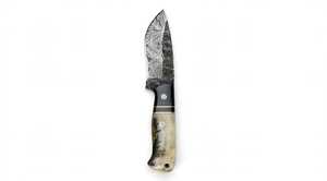 Cuchillo de exterior de acero de Damasco hecho a mano con acabado rugoso martillado y mango de cuerno, hueso y madera. - Product Image 1
