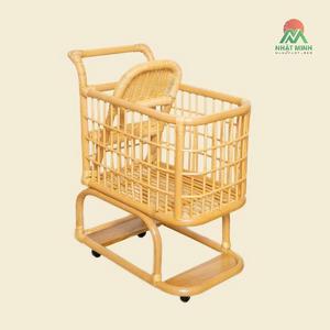 Cochecito de juguete para muñecas para niñas; tejido con ratán natural; presenta un diseño de 4 ruedas de madera; diseño rectangular estilo rústico - Product Image 1