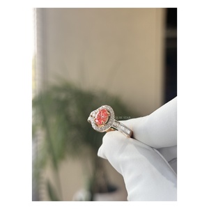 Bague de fiançailles élégante en diamant de laboratoire taille ovale avec double halo et accents baguette 1,05 carat, bijou statement pour femme en or massif 14 carats - Product Image 1