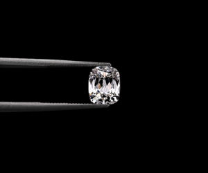 Nuevos diamantes cultivados en laboratorio de Om Gems |   Cushion Cut Antiguo Hecho a Medida con Corte de Mina Antigua |   CVD 1.04 CT D-E, Creado en Laboratorio, IGI, Perforado con Láser - Product Image 1
