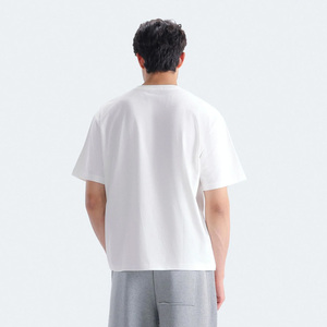 เสื้อยืดคอกลมแขนสั้นสีขาวสำหรับผู้ชาย ทรงปกติ ผ้าเจอร์ซีย์คอตตอน ระบายอากาศได้ดี สีพื้น - Product Image 2