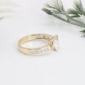 Anillo de compromiso de oro amarillo con diamante cultivado en laboratorio de corte radiante, clásico, con engaste de medio bisel y canales, para boda, aniversario, fiesta, joyería fina - Product Image 2