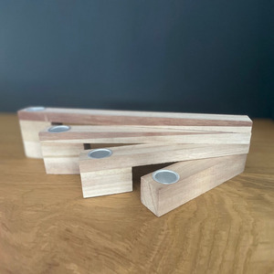 Porte-bougie minimaliste en bois avec finition naturelle multi-tons et support métallique intégré pour bougie chauffe-plat, idéal pour la décoration - Product Image 4