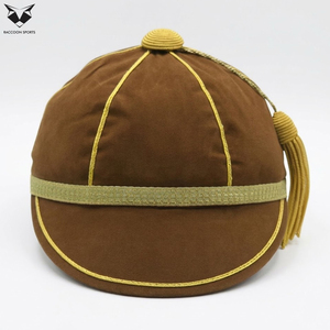 Casquette d'honneur unisexe en velours marron de qualité supérieure avec passepoil tressé doré et pompon, idéale pour les cérémonies scolaires, sportives et de remise des diplômes - Product Image 4