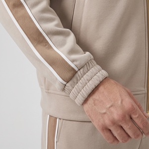 Ensemble de survêtement pour homme beige et blanc avec veste zippée à rayures chevron et pantalon de jogging assorti - Product Image 5