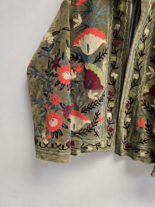 Abrigo de Terciopelo Caqui Artesanal con Bordado Suzani para Mujer, Diseño Floral de Jardín, Chaqueta Étnica Boho, Proveedor Mayorista de Moda - Product Image 4