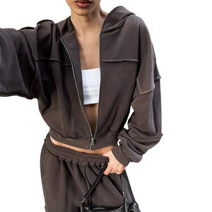 Conjunto de dos piezas de chándal corto con cremallera y capucha para mujer, de alta calidad, color marrón, con pantalones de pierna ancha y borde sin rematar, venta al por mayor OEM - Product Image 6