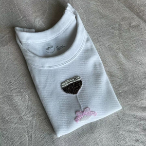 Débardeur sans manches en coton côtelé blanc brodé de perles personnalisable pour femme, coupe ajustée, garniture olive, vêtement décontracté d'été - Product Image 1