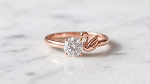 Anillo de Oro 14K con Cisne y Flamenco, Anillo de Compromiso con Diamante Cultivado en Laboratorio G Color VS1, Banda de 6mm Inspirada en la Naturaleza, Regalo de Aniversario Personalizado - Product Image 4