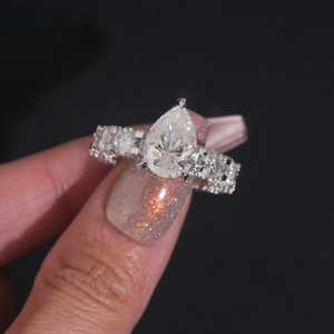 Bague Hiphop Unisexe en Argent Sterling 925 Plaqué Or Rose et Rhodium, Certifiée par un Certificat Tier, avec Moissanite Ronde Taillée en Poire et Sertissage à Griffes - Product Image 1