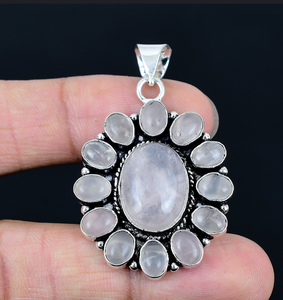 Pendentif Fleur en Quartz Rose Naturel, Collier Charmant pour Femme, Bijou Élégant Fait Main, Cadeau - Product Image 1