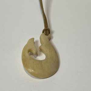 Collar con Colgante de Gancho Tribal Tallado a Mano - Product Image 4