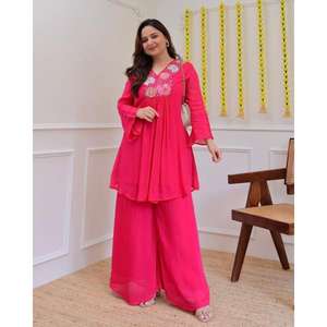 La temporada festiva requiere atuendos que brillen con la misma luminosidad que las celebraciones. Con este conjunto festivo de georgette puro, ¡estás listo para la fiesta! - Product Image 1