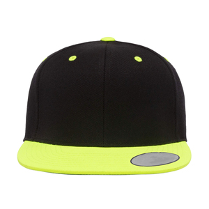 Gorra Snapback de 6 Paneles, Negra con Borde Verde Neón, Ajustable, Unisex, Estilo Urbano, Casual - Product Image 1