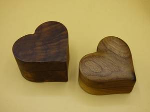 Boîte à bijoux en bois en forme de cœur, design classique, couvercle à charnières avec fermeture magnétique et intérieur en velours noir pour le rangement des bagues - Product Image 2