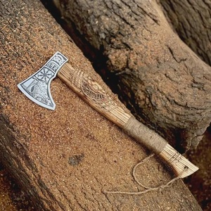 Hache artisanale en acier au carbone de qualité industrielle avec manche en bois et fourreau en cuir pour le camping en plein air - Product Image 4