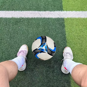 Ballon de football à coutures machine en PU et TPU, personnalisable, prix de gros, durable, disponible dans toutes les tailles et designs, idéal pour l'entraînement – Vente chaude - Product Image 3