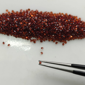 โกเมนสีแดงธรรมชาติ 1.25 มม. ทรงกลมเจียระไนแบบบริลเลียนท์ คุณภาพดีที่สุด พลอยเม็ดเดี่ยวสำหรับทำเครื่องประดับ - Product Image 1