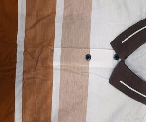 Camiseta de Punto de Manga Corta para Hombre, Ecológica, 100% Algodón, Diseño con Puntos, Corte Regular, Color Marrón, Blanco y Naranja - Product Image 3