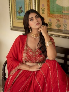 Lehenga Choli en soie rouge brodée, style séquence charismatique, pour femme - Product Image 5