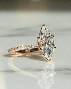 Anillo de Compromiso Minimalista con Diamante de Laboratorio de 2.50 Quilates, Corte Marquesa, Certificado IGI, Oro Amarillo Sólido de 14K, 6 Puntas en Forma de Pétalo - Product Image 1