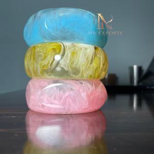 MN Exports - Juego de Brazaletes Acrílicos Vintage en Diseño Marmoleado Azul, Rosa y Amarillo, Joyería de Moda para Mujer, Regalo - Product Image 6