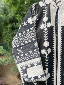 เสื้อแจ็คเก็ตบอมเบอร์ยาวสำหรับผู้หญิง งานถักมือสุดหรู ตกแต่งด้วยงานปักกำมะหยี่ เหมาะสำหรับฤดูหนาว |   เสื้อคอตั้งปักลายดอกไม้สไตล์อินเดีย - Product Image 2