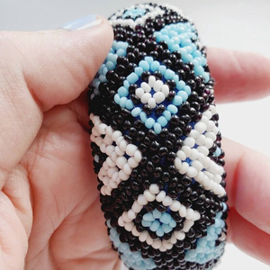 Bracelet manchette coloré de haute qualité, fait main, tissé, brodé, avec pompon, style bohème, ajustable, avec lettres - Product Image 3