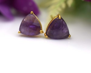 Pendientes de tuerca de lujo con amatista mística de corte triangular, chapados en oro y con piedras preciosas naturales - Product Image 3