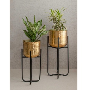 Juego de Macetas Modernas de Metal Dorado Martillado con Soporte de Hierro Negro, Maceta Decorativa de Lujo para Interiores, para Sala de Estar, Hogar y Jardín - Product Image 1