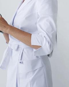 Elegante Túnica Médica Blanca con Cintura Ajustable, Uniforme Profesional para Enfermería y Spa, Prenda Moderna con Cuello en V para el Sector Salud - Product Image 5