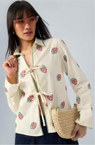 Elegante Blusa Casual de Algodón Crema para Mujer con Manga Larga, Bordado de Fresas y Lazo Delantero para Venta al por Mayor B2B - Product Image 5