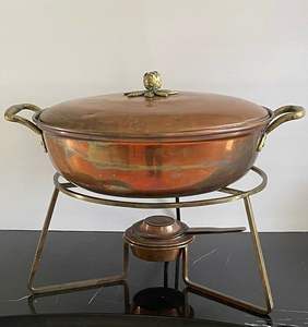 Recipiente para buffet hecho a mano de cobre con tapa de acabado martillado y fuerte estructura de hierro. - Product Image 6