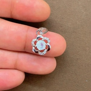Rhaya Jewels – Pendentif classique en argent sterling plaqué rhodium, fait main, minimaliste, avec pierre de lune et fleur en oxyde de zirconium, serti griffe, pour femme - Product Image 2