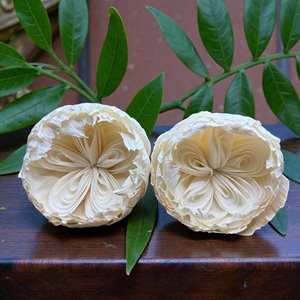 Flores de Madera Sola VADEE, Hechas a Mano, Sostenibles, Color Marfil, Simétricas, de 8.5 CM, con Varilla de Fibra de Planta Sesbania de Tailandia - Product Image 1