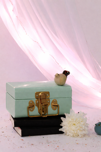 Boîte à bijoux de luxe en métal couleur menthe avec petite serrure - Rangement de style vintage pour bagues, colliers, cosmétiques et souvenirs de Noël - Product Image 3