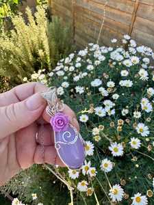 Pendentif vintage en argent sterling avec calcédoine lavande naturelle et accent floral en résine, certifié par une tierce partie, pour femmes et hommes - Product Image 5