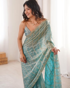Sari Tradicional de Seda y Viscosa Azul KV con Adornos y Blusa sin Coser para Fiestas - Product Image 1