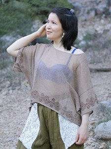 Kimono en coton Khadi blanc cassé fait main, haut minimaliste à col bateau avec broderie géométrique traditionnelle - Product Image 4