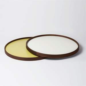 Plateau décoratif circulaire minimaliste nordique en émail, plateau à bijoux encadré en bois de noyer, plateau en métal finition mate, assiette en émail - Product Image 1