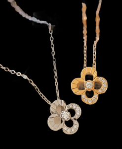 Colgante de Diamante con Forma de Flor de Primera Calidad, Chapado en Oro Rosa de 18K, Corte Brillante Redondo Solitario, Estilo Clásico Unisex - Product Image 4