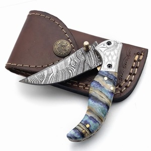 Couteau de poche artisanal en acier Damas, lame à pointe tombante, bord droit, manche marbré, ouverture par bouton de pouce, 8 pouces - Product Image 3
