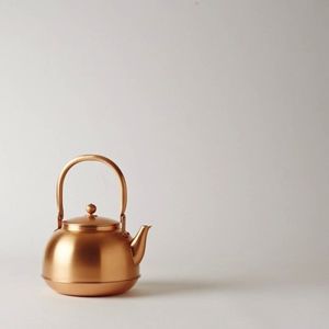 Théière traditionnelle en cuivre martelé avec poignée en bois à motifs floraux pour une présentation et des cadeaux de luxe en cuisine - Product Image 1