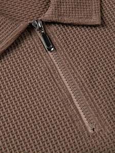 Polo de punto gofrado para hombre, manga corta, con cremallera de un cuarto, color café, tela texturizada, casual, corte ajustado, tops de verano, moda masculina, suave - Product Image 3