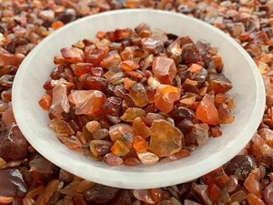Vente en gros de copeaux d'agate rouge polie, cristal concassé 3-5mm pour la décoration de la maison et des fêtes par AMAYRA CRYSTALS EXPORTS INDIA - Product Image 5
