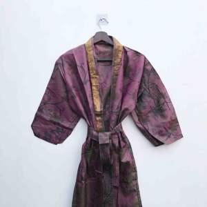 Robe Kimono Vintage en Soie, Style Bohème, Tenue de Détente, Cache-maillot de Festival, Kimono Sari Fait Main en Patchwork, Peignoir en Soie Recyclée, Unisexe - Product Image 1