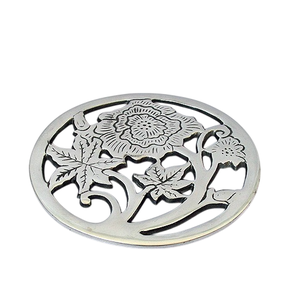 Posavasos de aluminio de venta caliente con acabado plateado, resistentes al calor, para uso en el hogar y restaurantes. - Product Image 1