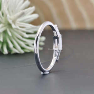 วงแหวนแต่งงานสีขาวสีทอง18K 0.41 tcw แบบมินิมอลลิสต์สามแท่งทรงเปอร์ตัดเพชรโมอิสซาไนต์ - Product Image 4