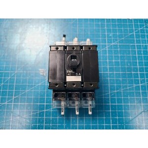 Protecteur de circuit 3 pôles Fuji CP33E/5, utilisé comme pièce détachée pour équipement semi-conducteur d'époque - Product Image 1